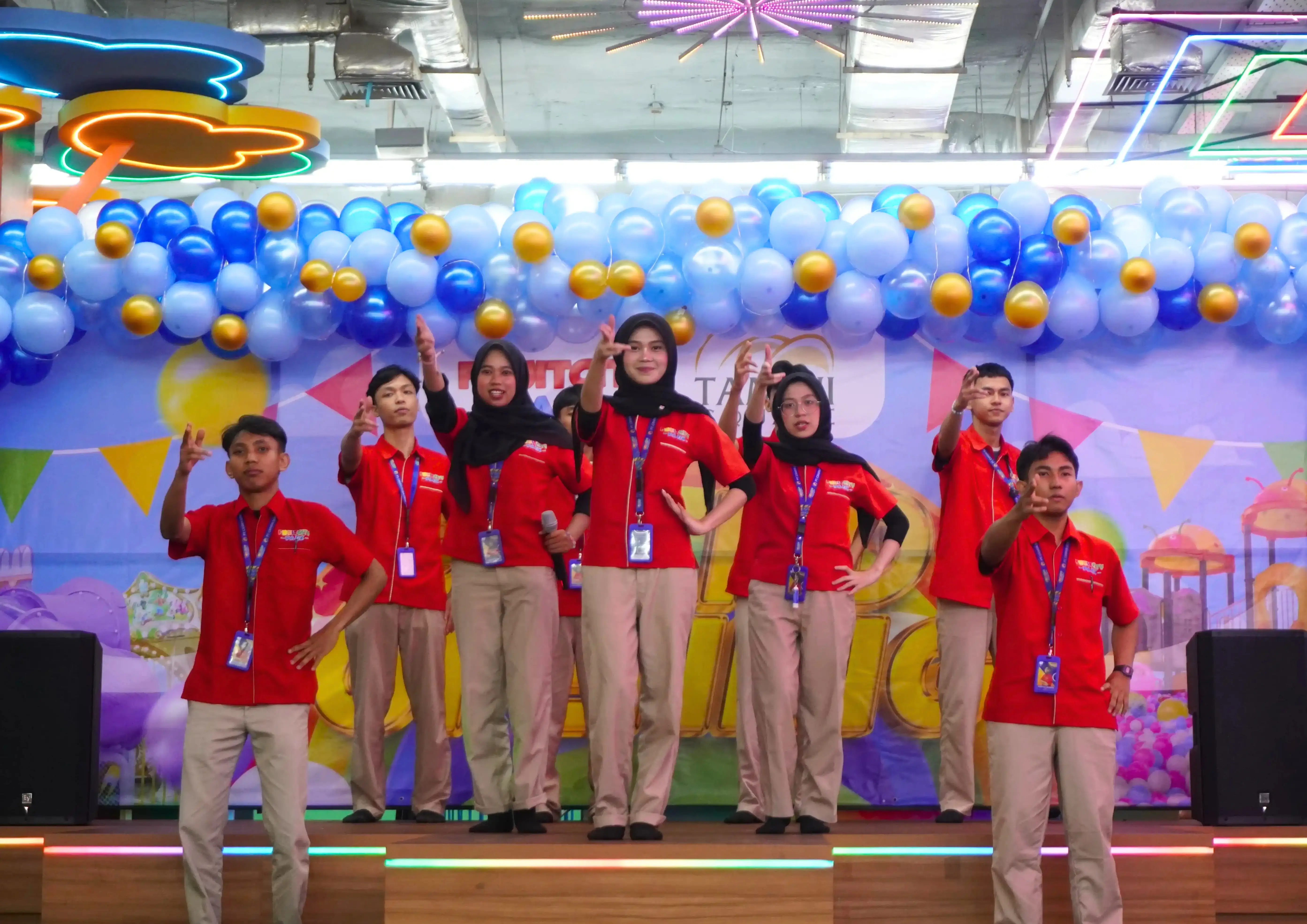 Aktivitas tim FRUITCITY di area playground keluarga